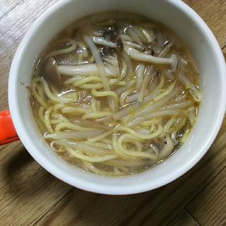 創味シャンタンでもやしとしめじのラーメン